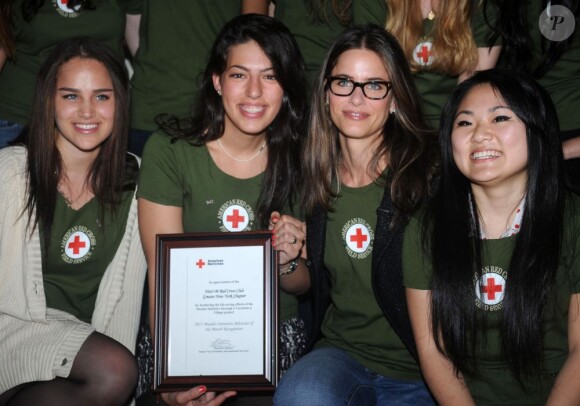 Amanda Peet est l'ambassadrice de charme de la Croix-Rouge américaine. New York, 9 mai 2011