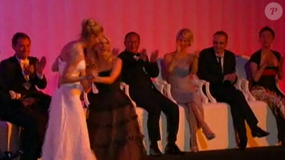 L'ouverture du festival de Cannes le 11 mai 2011 avec la maîtresse de cérémonie Mélanie Laurent qui tente de faire danser les jurés sur la musique de Jamie Cullum