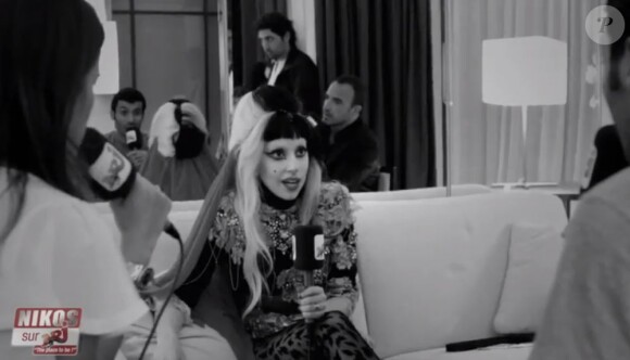 Lady Gaga en interview au 6/9 sur NRJ face Nikos Aliagas, Karine Ferri et Mustapha El Atrassi, le 12 mai 2011.