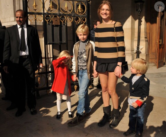 Natalia Vodianova est une maman comblée avec ses trois bambins. Mais comment fait-elle pour être aussi parfaite ? PAris, 7 mars 2011