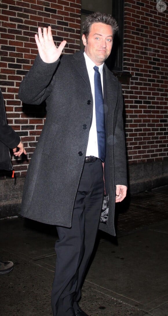 Matthew Perry le 1er février 2011 à New York. L'acteur va effectuer un  nouveau séjour en rehab, mais semble tout de même aller bien mieux.