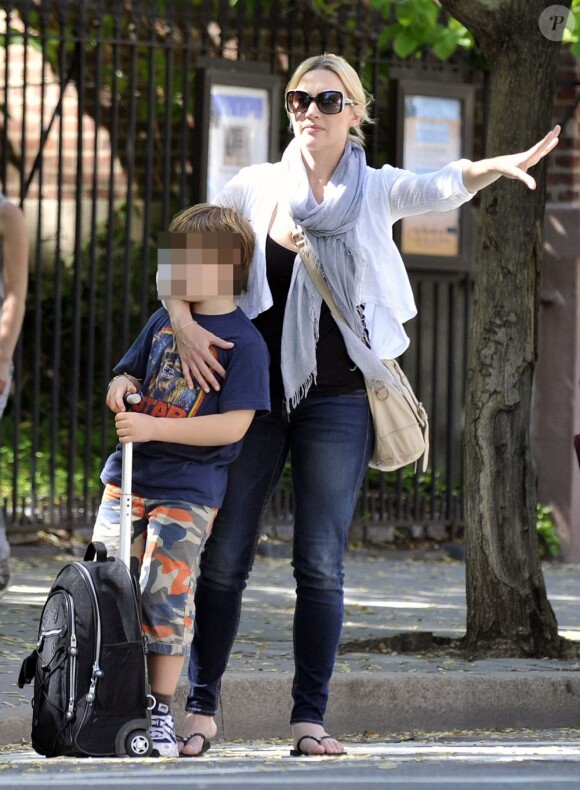 Kate Winslet récupère son fils à l'école à New York le 10 mai 2011