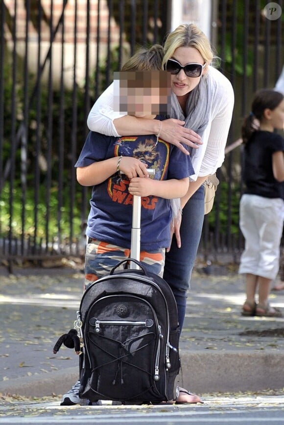 Kate Winslet récupère son fils à l'école à New York le 10 mai 2011