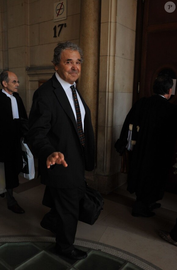 Pierre Perret arrive à la 17e chambre du tribunal correctionnel de Paris, le 22 mars 2011.