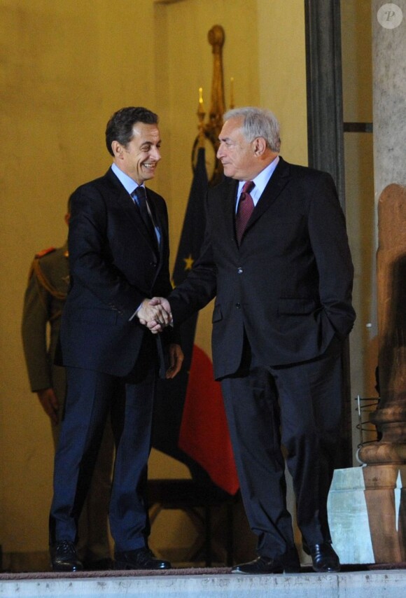 Dominique Strauss-Kahn rencontre Nicolas Sarkozy à l'Elysée, le 17 novembre 2010. 