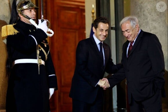 Dominique Strauss-Kahn rencontre Nicolas Sarkozy à l'Elysée, le 17 novembre 2010. 