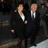 Dominique Strauss-Kahn sort de la mairie du 19e arrondissement de Paris, aux côtés de son épouse Anne Sinclair, en octobre 2009. 