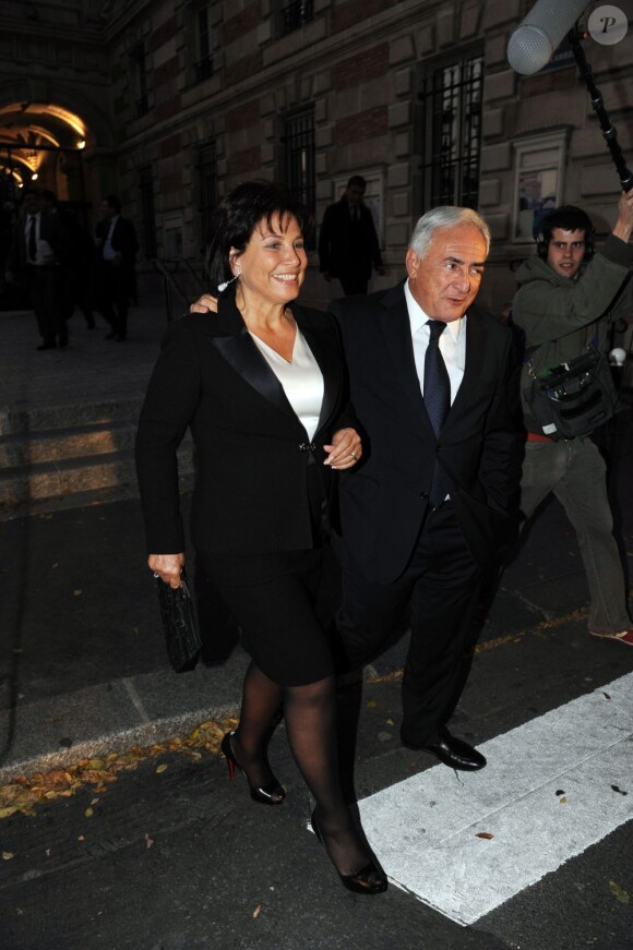 Dominique Strauss-Kahn sort de la mairie du 19e arrondissement de Paris, aux côtés de son épouse Anne Sinclair, en octobre 2009. 