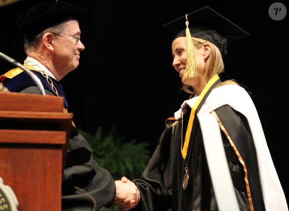 Sheryl Crow assiste à la remise de diplômes de l'université de Columbia (Missouri), samedi 14 mai, et reçoit un prix d'honneur.
