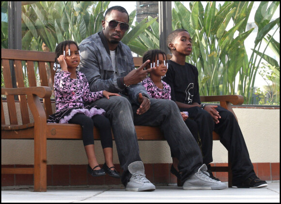 P. Diddy partage un moment de détente avec ses filles D'Lila Star et Jessie James ainsi que son fils Christian dans le Mall Westfield dans Century City à Los Angeles le 14 mai 2011