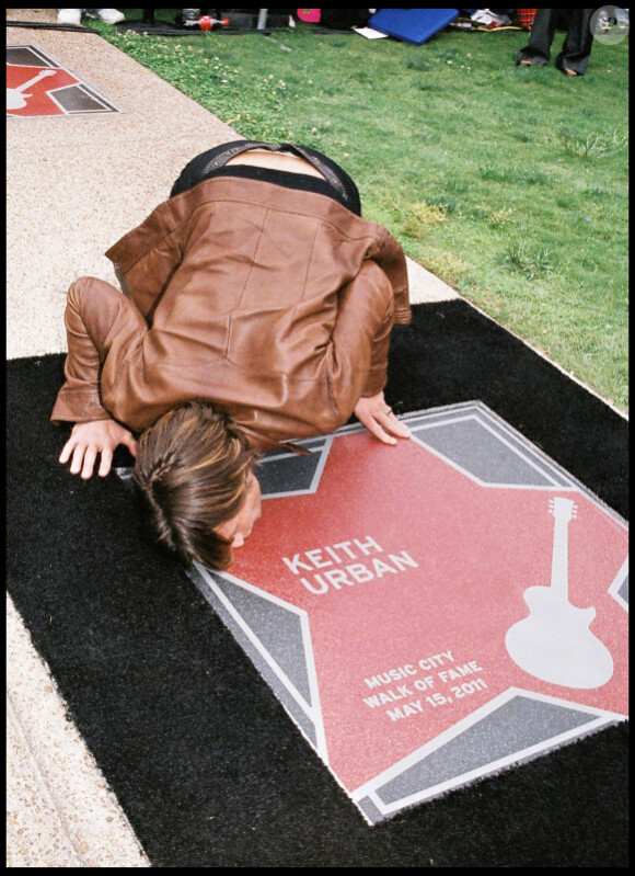 Keith Urban embrasse son étoile, une reconnaissance pour le chanteur country. Nashville, 15 mai 2011