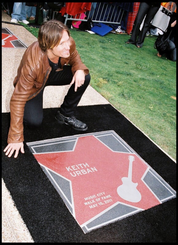 Keith Urban pose devant son étoile comme Nicole Kidman en 2003 découvrait la sienne à Hollywood. Nashville, 15 mai 2011