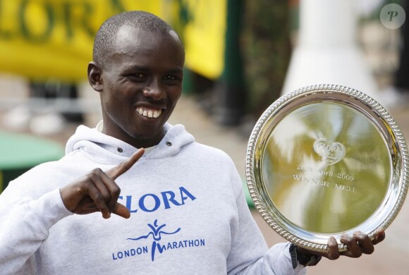 Le 29 avril 2009, Samuel Wanjiru célébrait son trophée à Londres. Il venait de gagner le marathon de la capitale anglaise.