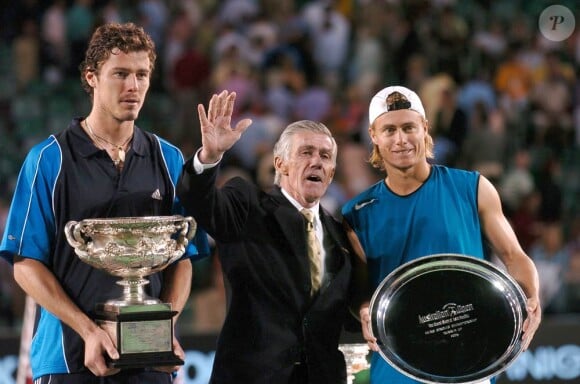 En 2005, Ken Rosewall se rappelait au très cher souvenir de ses compatriotes australiens, remettant le trophée de l'Open d'Australie à Marat Safin, bourreau de l'enfant du pays Lleyton Hewitt. En mai 2011, le champion légendaire a été victime d'un AVC.