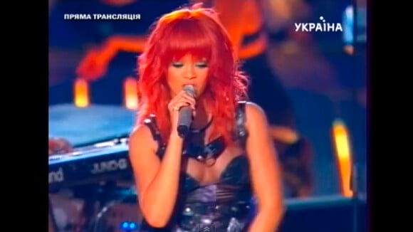 Rihanna : Un show endiablé pour le foot ukrainien et devant Milla Jovovich !