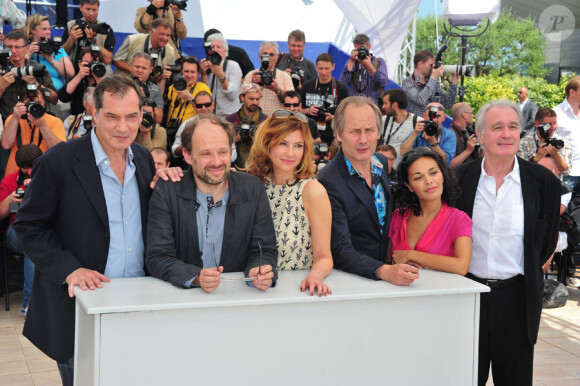 Samuel Labarthe, Denis Podalydès, Florence Pernel, Hippolyte Girardot, Saïda Jawad et Bernard Le Coq lors du photocall du film La Conquête au festival de Cannes le 18 mai 2011