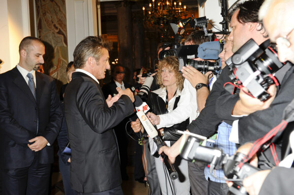 Sean Penn arrive au dîner de charité Cinema for Peace organisé en son honneur au Carlton, à Cannes, le 18 mai 2011