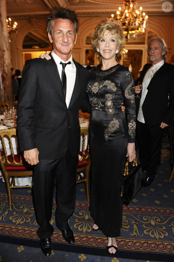 Jane Fonda et Sean Penn lors du dîner de charité Cinema for Peace organisé au Carlton, à Cannes, le 18 mai 2011