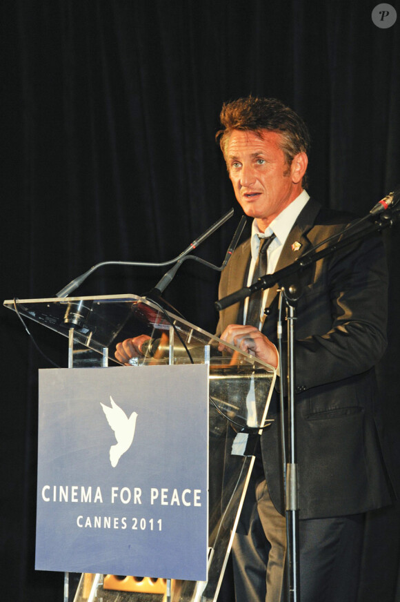 Sean Penn lors du dîner de charité Cinema for Peace organisé en son honneur au Carlton, à Cannes, le 18 mai 2011
