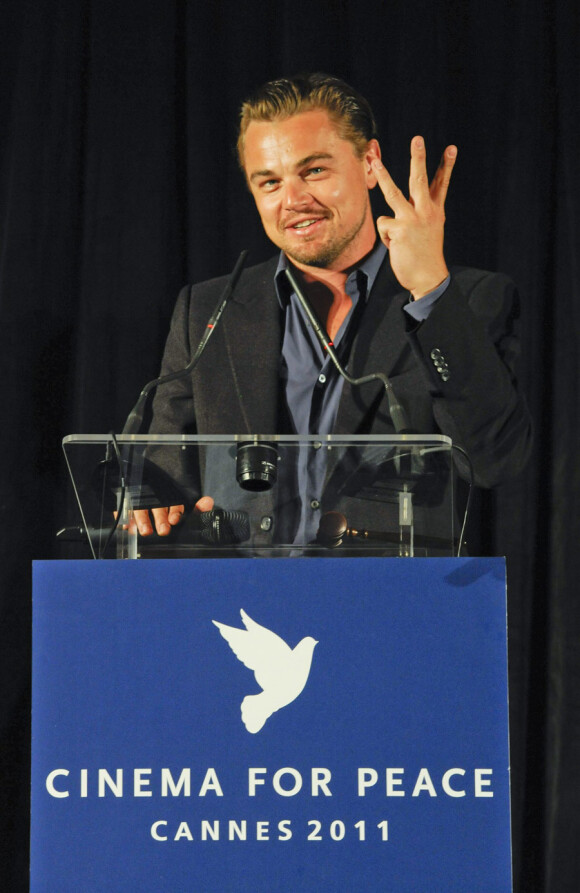 Leonardo DiCaprio rend hommage à son copain Sean Penn lors du dîner de charité Cinema for Peace organisé au Carlton, à Cannes, le 18 mai 2011