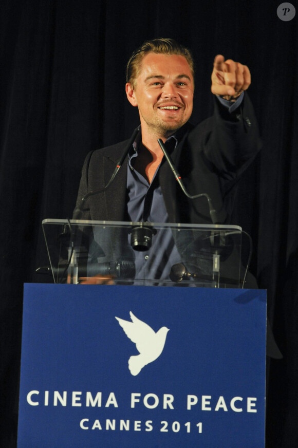 Leonardo DiCaprio rend hommage à Sean Penn et son travail pour Haïti lors du dîner de charité Cinema for Peace organisé au Carlton, à Cannes, le 18 mai 2011