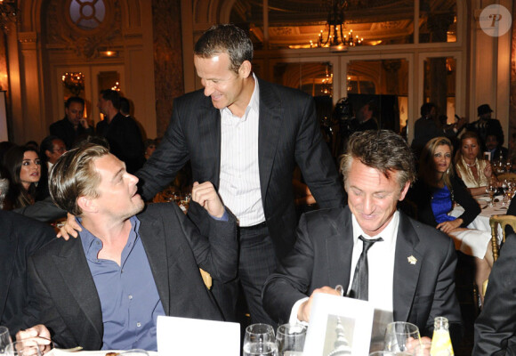Vladimir Doronin avec Sean Penn et Leonardo DiCaprio lors du dîner de charité Cinema for Peace organisé au Carlton, à Cannes, le 18 mai 2011