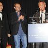 Leonardo DiCaprio félicite son ami Sean Penn honoré lors du dîner de charité Cinema for Peace organisé au Carlton, à Cannes, le 18 mai 2011