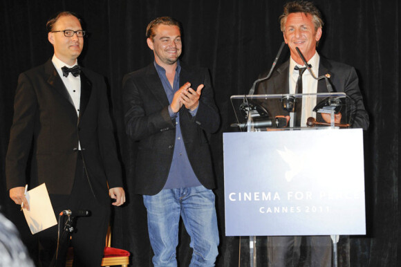 Leonardo DiCaprio félicite son ami Sean Penn honoré lors du dîner de charité Cinema for Peace organisé au Carlton, à Cannes, le 18 mai 2011