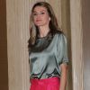 Letizia d'Espagne est très élégante dans son ensemble jupe fushia et top en soie vert. Une vraie princesse. Madrid, 18 mai 2011