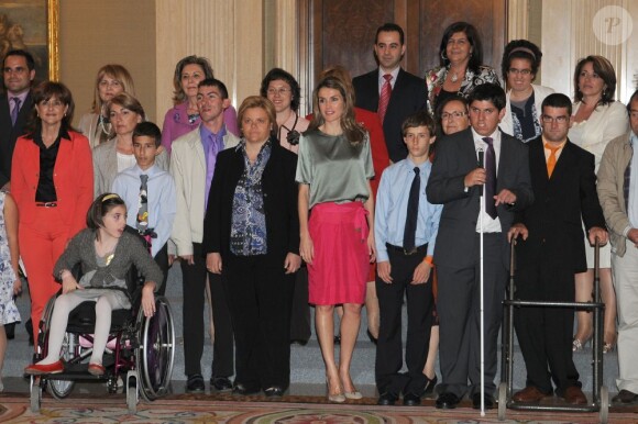 Letizia d'Espagne retrouve le sourire en compagnie des enfants. Madrid, 18 mai 2011