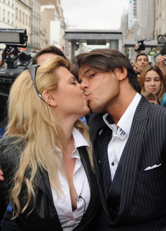 Cindy et Giuseppe, lors d'une séance de dédicace à Paris, le 30 mars 2011, alors qu'ils étaient toujours en couple.