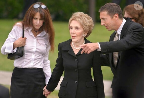 Patti Davis et sa mère Nancy Reagan, à Los Angeles, le 7 juin 2004.