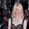 Claudia Schiffer sur le tapis rouge du 64e festival de Cannes, le 20 mai 2011. L'Allemande est bluffante de beauté et de naturel !