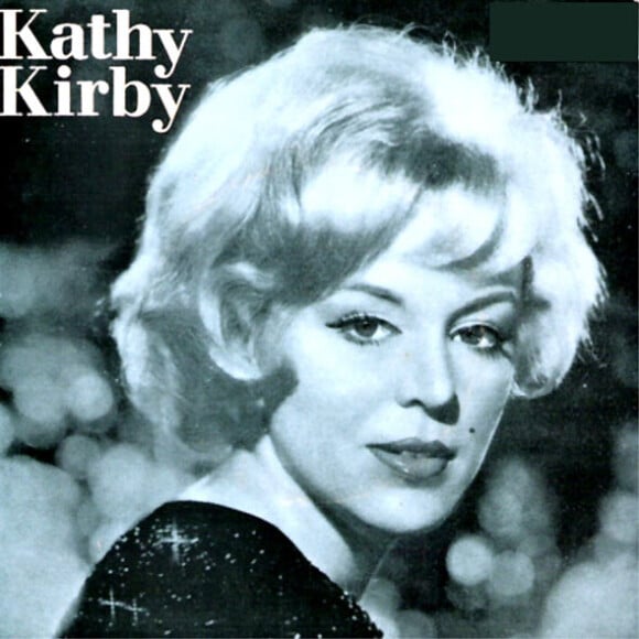 La chanteuse anglaise Kathy Kirby dans les années 60