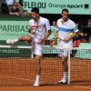 Novak Djokovic, Michaël Llodra et l'épreuve du franchissement de filet ! Samedi 21 mai 2011, chaude ambiance à la Porte d'Auteuil, pour l'ouverture des Internationaux de France de Roland-Garros !
