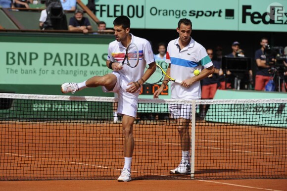 Novak Djokovic, Michaël Llodra et l'épreuve du franchissement de filet ! Samedi 21 mai 2011, chaude ambiance à la Porte d'Auteuil, pour l'ouverture des Internationaux de France de Roland-Garros !