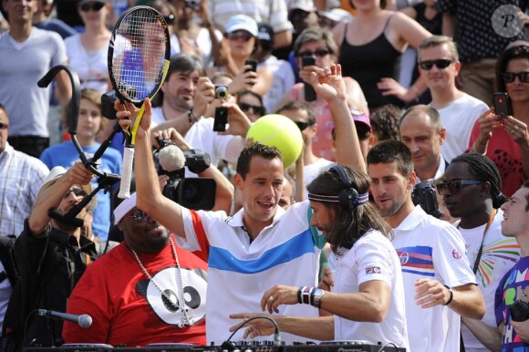 Et Michaël Llodra "pump it up" ! Samedi 21 mai 2011, chaude ambiance à la Porte d'Auteuil, pour l'ouverture des Internationaux de France de Roland-Garros !