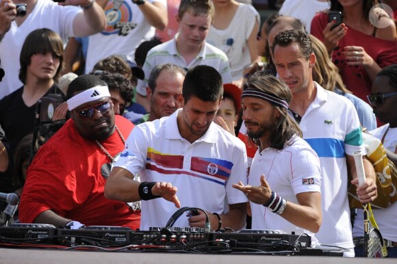 Pour que Bob Sinclar puisse jouer un peu, Novak Djokovic n'a pas hésité à prendre le relais aux platines !
Samedi 21 mai 2011, chaude ambiance à la Porte d'Auteuil, pour l'ouverture des Internationaux de France de Roland-Garros !