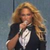 Beyoncé rend hommage à Oprah Winfrey lors du dernier épisode du Oprah Winfrey Show, enregistré à Chicago le 17 mai 2011.