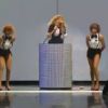 Beyoncé rend hommage à Oprah Winfrey lors du dernier épisode du Oprah Winfrey Show, enregistré à Chicago le 17 mai 2011.