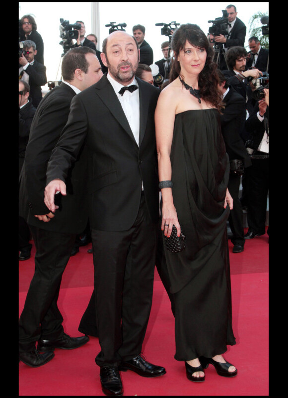 Kad Merad et sa femme Emmanuelle Cosso lors de la montée des marches du film The Artist lors du 64e Festival de Cannes  en mai 2011