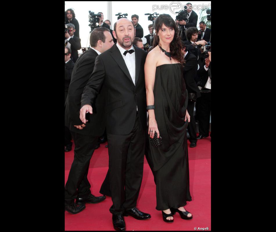 Kad Merad Et Sa Femme Emmanuelle Cosso Lors De La Montee Des Marches Du Film The Artist Lors Du 64e Festival De Cannes En Mai 2011 Purepeople
