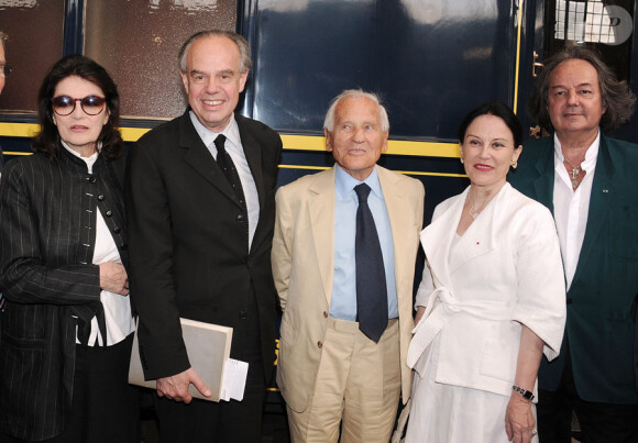 Anouk Aimée, Frédéric Mitterrand, Jean d'Ormesson, Irène Frain et Gonzague Saint Bris lors de l'inauguration de l'opération A vous de lire au sein de la Gare du Nord à Paris le 25 mai 2011