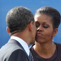 Barack Obama et Michelle, amoureux, ne résistent pas à un petit baiser...