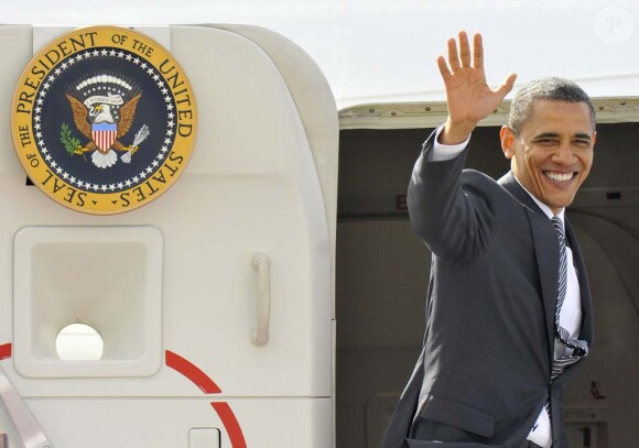 Barack Obama salue une dernière fois le Royaume-Uni à l'aéroport de Stansted, près de Londres, le 26 mai 2011.