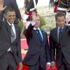 Barack Obama est arrivé au G8 à Deauville et salue la foule en compagnie des présidents Nicolas Sarkozy et du Russe Dmitry Mdevedev, le 26 mai 2011.