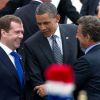 Barack Obama est arrivé au G8 à Deauville et salue la foule en compagnie des présidents Nicolas Sarkozy et du Russe Dmitry Mdevedev, le 26 mai 2011.