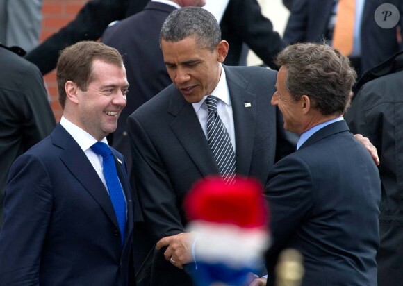 Barack Obama est arrivé au G8 à Deauville et salue la foule en compagnie des présidents Nicolas Sarkozy et du Russe Dmitry Mdevedev, le 26 mai 2011.