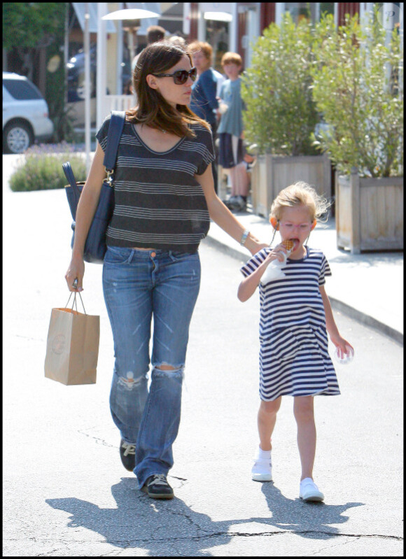 Jennifer Garner et sa fille aînée Violet se promènent dans les rues de Los Angeles, le 21 mai 2011.
