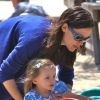 Jennifer Garner et sa fille cadette Seraphina s'amusent dans un parc de Santa Monica, le 19 mai 2011.